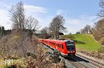Der wegen der Sperrung im Pegnitztal umgeleitete RE 3465 von Nürnberg nach Hof mit 612 640 und 612 091 nahe Reuth (B Erbendorf). (09.04.2026) <i>Foto: Joachim Bügel</i>