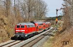 Der Klassiker mit dem Einfahrsignal von Reuth (b Erbendorf) durfte diesmal auch nicht fehlen. 218 422 der DB RegioNetz Verkehrs GmbH SüdOstBayernBahn ist mit RE 4863 nach München unterwegs. (09.04.2026) <i>Foto: Joachim Bügel</i>