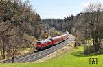 218 416 mit RE 4858 nach Hof im Heinbachtal nahe Reuth (b Erbendorf). (09.04.2026) <i>Foto: Joachim Bügel</i>