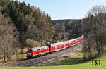 Mit dem RE 4860 kehrte 218 422 nahe Reuth (b Erbendorf) zurück nach Hof. (09.04.2026) <i>Foto: Joachim Bügel</i>