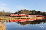 Zum Tagesende gelangen die Spiegelungen im Wiesauer Thurnerweiher auch wieder deutlich besser. 218 433 ist mit RE 4862 (München - Hof) unterwegs. (09.04.2026) <i>Foto: Joachim Bügel</i>