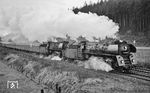 Zu Ostern 1972 war der Wettergott nicht gut gestimmt. So kämpfte Burkhard Wollny mit teils unterirdischen Wetterkapriolen, ließ sich aber dennoch nicht davon abbringen, die geplante Tour nach Bebra durchzuziehen. Bei Hönebach legten sich 01 0501 und 01 0528 vor dem D 199 nach Frankfurt (Oder) ordentlich ins Zeug. (01.04.1972) <i>Foto: Burkhard Wollny</i>