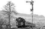 Am Ostermontag 1972 fährt die Erfurter 01 0520 mit dem D 207 nach Warszawa durch den Bahnhof Hönebach, der Bebra um 10.30 Uhr verlassen hatte. (03.04.1972) <i>Foto: Burkhard Wollny</i>