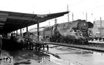 01 0528 hat im Bahnhof Bebra den D 207 nach Warszawa übernommen. Am Ostersonntag 1972 hatten einige Osterpakete ihren Empfänger offenkundig noch nicht erreicht. (02.04.1972) <i>Foto: Burkhard Wollny</i>