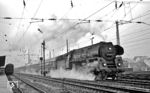 Mit dem D 207 nach Warszawa startet die Erfurter 01 0528 im Bahnhof Bebra. Bei regnerischem Wetter war die Fahrt über die Rampe nach Hönebach auch für die Reko 01 kein Kinderspiel. (02.04.1972) <i>Foto: Burkhard Wollny</i>