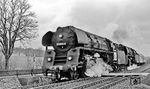 01 0534 und 01 0522 fahren mit D 198 aus Frankfurt (Oder) durch den Bahnhof Obersuhl. (03.04.1972) <i>Foto: Burkhard Wollny</i>