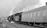 Mit dem durch zusätzliche Wagen verstärkten D 198 fahren 01 0534 und 01 0522 am Ostermontag 1972 durch den Bahnhof Obersuhl. (03.04.1972) <i>Foto: Burkhard Wollny</i>