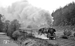 Gut zu tun hatte die Erfurter 01 0534 am D 1099 nach Leipzig auf der Rampe kurz vor Hönebach. (01.04.1972) <i>Foto: Burkhard Wollny</i>