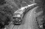 120 305 vom Bw Eisenach hat mit einem Güterzug nach Gerstungen soeben den Hönebacher Tunnel verlassen und fährt in den Bahnhof Hönebach ein. (01.04.1972) <i>Foto: Burkhard Wollny</i>