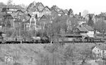 Bis zum Untergang der DDR hatten zwei Drittel der Bundesbürger noch nie Ostdeutschland besucht. So blieb die DDR aus westlicher Sicht für viele bis zu ihrem Untergang eine Terra Incognita. Um so faszinierender war der "Blick nach drüben", der an vielen Stellen, besonders in Westberlin, über Aussichtsportale einen Blick in den anderen deutschen Staat ermöglichte, so wie man im Zoo durch den Zaun exotische Tiere beobachten konnte. Natürlich konnte man so nie Einblicke in das Alltagsleben der DDR gewinnen, aber sein (Vor)Urteil über das Regime hinter Stacheldraht festigen. Auch nach Blankenstein (Saale) war ein solcher Blick vom westdeutschen Unterreichenstein/-wolfstein möglich, wo gerade eine Dampfspeicherlok rangiert.  (11.04.1971) <i>Foto: Burkhard Wollny</i>