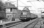 118 002 fährt mit N 7354 nach Heidleberg in den Bahnhof Boxberg-Wölchingen ein. Das Wärterstellwerk 2 aus dem Jahr 1937 ging 1985 mit der Inbetriebnahme eines neuen Dr-Stellwerks außer Betrieb und wurde anschließend abgerissen. (07.05.1977) <i>Foto: Burkhard Wollny</i>