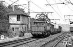 193 014 fährt mit einem Nahgüterzug nach Heilbronn durch den Bahnhof Boxberg-Wölchingen. Nach der Elektrifizierung der Frankenbahn lösten hier E-Loks die Dampfloks ab, die deutlich älter waren als die rauchende Fraktion. (07.05.1977) <i>Foto: Burkhard Wollny</i>