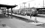 118 002 wartet im Bahnhof Lauda vor N 7354 auf die Abfahrt nach Heidelberg. (07.05.1977) <i>Foto: Burkhard Wollny</i>