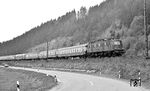 118 036 befördert den D 302 (München - Berlin) an der Bundesstraße 85 kurz vor Pressig-Rothenkirchen. (04.1977) <i>Foto: Burkhard Wollny</i>