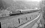 118 005 mit D 403 (Berlin - München) in Höhe der ehemaligen Blockstelle Hessenmühle bei Pressig-Rothenkirchen. (04.1977) <i>Foto: Burkhard Wollny</i>