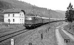 119 001 mit D 303 aus Berlin an der ehemaligen Blockstelle Hessenmühle zwischen Förtschendorf und Pressig-Rothenkirchen. (04.1977) <i>Foto: Burkhard Wollny</i>