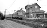 119 002 trifft mit E 3414 (Nürnberg - Coburg) im Bahnhof Creidlitz ein. (04.1977) <i>Foto: Burkhard Wollny</i>