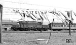 194 570 (Bw Nürnberg Rbf) vor einem Personenzug in Stockheim. (04.1977) <i>Foto: Burkhard Wollny</i>