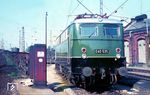 Die im August 1964 neu an das Bw Hannover ausgelieferte E 40 535 im Bw Kassel. Zum Aufnahmezeitpunkt im Frühjahr 1967 gehörte die Lok dem Bw Seelze an. (04.1967) <i>Foto: Rolf Hahmann</i>