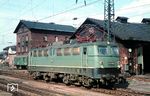 Für den Einsatz auf den Steilstrecken Erkrath–Hochdahl, Altenhundem–Welschen-Ennest und Höllentalbahn wurden ab 1959 31 Lokomotiven der Baureihe E 40 mit einer elektrischen Widerstandsbremse ausgerüstet. Zur Unterscheidung der Regelausführung bezeichnete man sie zunächst als E 40 W, ab 14. Juni 1961 als E 40.11. Dabei wurde der laufenden Ordnungsnummer eine "1" vorangestellt. So wurde aus E 40 559 (aufgenommen im Bw Bebra) durch die Ausrüstung mit elektrischer Widerstandsbremse die E 40 1559. Bei der EDV-Umzeichnung im Jahr 1968 in die Baureihe 139 fiel die zusätzliche Ziffer vor der Ordnungsnummer dann wieder weg. (03.1967) <i>Foto: Rolf Hahmann</i>
