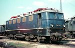 Ruhepause für die Münchener E 41 011 in ihrem Heimat-Bw München Hbf. Sie besitzt noch ihre originale stahlblaue Lackierung in RAL 5011. (04.1966) <i>Foto: Rolf Hahmann</i>