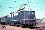 E 41 012 mit einem Personenzug in München. Sie verlor ihre stahlblaue Lackierung ein Jahr nach dieser Aufnahme. (04.1966) <i>Foto: Rolf Hahmann</i>