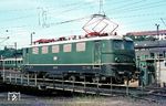 Ab der Ordnungsnummer E 41 072 wurden die Loks ab Werk in chromoxydgrün (RAL 6020) lackiert. So präsentiert sich E 41 120 auf der Drehscheibe in ihrem Heimat-Bw Saarbrücken Hbf. (08.1966) <i>Foto: Rolf Hahmann</i>