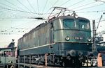 Die ab 1957 gebaute E 50 war die erste schwere Güterzug-Ellok des Einheitslokomotivprogramms der DB. Bis 1973 wurden in mehreren Serien insgesamt 194 Lokomotiven geliefert. Die im April 1957 ausgelieferte E 50 001 wirkt aus dieser Perspektive im Bw Nürnberg Rbf besonders bullig. (04.1968) <i>Foto: Rolf Hahmann</i>