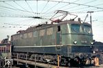 Nach Stationierungen in Würzburg und Aschaffenburg gehörte E 50 001 seit 29. Mai 1961 dem Bw Nürnberg Rbf an, wo sie auf der Drehscheibe angetroffen wurde. Die ersten 11 Betriebsjahre haben schon deutliche Spuren an der Lok hinterlassen. (04.1968) <i>Foto: Rolf Hahmann</i>