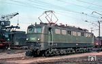 Im April 1968 hatte E 50 036 (Bw Würzburg) in Vorbereitung auf das neue EDV-Nummernsystem ihre Lokschilder bereits eingebüßt. Kurze Zeit später fuhr sie als 150 036-2 herum. Die Aufnahme entstand im Bw Nürnberg Rbf. (04.1968) <i>Foto: Rolf Hahmann</i>