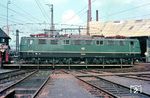 Die Baureihe E 50 zählte mit einer Stundenleistung von mehr als 6.000 PS bei ihrem Erscheinen zur stärksten E-Lok der DB. Erst Ende der 1960er Jahre fand sie ihren Nachfolger in der Baureihe 151, weil ihre Leistungsfähigkeit für das 1969 beschlossene neue betriebliche Leitprogramm für den schweren Güterzugdienst nicht mehr ausreichte. Zudem war seitens des Betriebsdiensts an der Baureihe 150 seit jeher kritisiert worden, dass ihre Zugkraft oberhalb von 80 km/h stark einbrach. Einsätze mit Geschwindigkeiten über 80 km/h bei höheren Zugkräften führten häufig zu Fahrmotorschäden. Im Bw Bebra wird E 50 097 auf die Drehscheibe gezogen. (07.1967) <i>Foto: Rolf Hahmann</i>