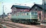 Entsprechend ihrem Leistungsprogamm fand sich die E 50 in Bahnbetriebswerken wieder, die schwere Güterzüge über Mittelgebirgsstrecken befördern mussten. Dazu gehörte das Bw Bebra, wo die Baureihe E 50 mit Elektrifzierung der Nord-Süd-Strecke heimisch wurde. E 50 102 war in Bebra von 1963 bis 1988 beheimatet. (03.1967) <i>Foto: Rolf Hahmann</i>