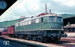 Auch das Bw Kornwestheim beheimatete über Jahrzehnte die Baureihe E 50. Die dort stationierte E 50 117 ist mit einem Güterzug in Esslingen unterwegs. (08.1966) <i>Foto: Rolf Hahmann</i>