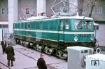 Die DR-Baureihe E 251 entsprach aufgrund ihrer abweichenden technischen Merkmale bezüglich des Stromsystems nicht dem Standard des Lokomotivparks der Deutschen Reichsbahn. Sie wurde nur auf der Strecke Blankenburg (Harz) – Königshütte (Rübelandbahn) eingesetzt. Da diese Strecke große Steigungen aufweist, bot sich schon frühzeitig eine Elektrifizierung an. Auf absehbare Zeit sollte es ein elektrischer Inselbetrieb bleiben, da mangels Alternativen die Strecke 1965 abweichend vom restlichen deutschen Fernbahnnetz statt mit 15 kV bei 16 Hz mit 25 kV bei 50 Hz elektrifiziert und aus dem Landesnetz gespeist wurde. Der Lokomotivbau Elektrotechnische Werke „Hans Beimler“ Hennigsdorf lieferte 15 Lokomotiven der Baureihe E 251 (ab 1970: BR 251) an die Reichsbahn. E 251 006 wurde 1966 auf der Leipziger Frühjahrsmesse dem Fachpublikum gezeigt. (04.1966) <i>Foto: Rolf Hahmann</i>
