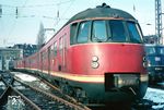 Bevor der seit 1956 gebaute ET 30 in seinem vorgesehenen Gebiet im Ruhrgebiet zum Einsatz kam, war er vorübergehend in Bayern stationiert, bis die Strecken im Ruhrgebiet elektrifiziert waren. Noch im Februar 1970 wurde 430 120 von Nürnberg aus eingesetzt und wartet im Bw Nürnberg Hbf auf neue Aufgaben. (02.1970) <i>Foto: Rolf Hahmann</i>
