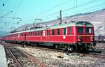 425 101/825 001/425 401 im Bahnhof Esslingen. Ab 1963 wurden alle noch vorhandenen Vorkriegs-ET 25 grundlegend überholt und im Ausbesserungswerk Stuttgart-Bad Cannstatt mit einer neuen einheitlichen Kopfform, dem sogenannten Cannstatter Kopf, versehen. Dabei wurden zum Teil auch die Steuerwagen (ES) zu Mittelwagen (EM) umfunktioniert und somit eine Familie äußerlich ähnlicher dreiteiliger Triebwagen begründet.  (03.1970) <i>Foto: Rolf Hahmann</i>