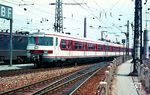 Die Baureihe 420 wurde für das S-Bahnnetz zu den Olymischen Spielen 1972 in München konzipiert. Zunächst wurden drei Prototypen ausgeliefert. 420 003 war für die S-Bahn Rhein-Main bestimmt und hatte eine Farbgebung in karminrot (RAL 3002) und kieselgrau (RAL 7032). Aufgrund starker Ausbleichung des ursprünglich kräftigen roten Farbtones wurde das Fahrzeug 1981 in grünblau/kieselgrau umlackiert. 420 003 trifft hier auf einer Präsentationsfahrt im Bw München Hbf ein. (04.1970) <i>Foto: Rolf Hahmann</i>