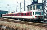 420 003 in seiner ungewöhnlichen karminroten Lackierung im Bw München Hbf. Entgegen der usprünglichen Planung kam das Fahrzeug nie zur S-Bahn Rhein-Main, sondern blieb bis zur Ausmusterung im Jahr 2001 in München. (04.1970) <i>Foto: Rolf Hahmann</i>