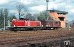 290 262 vom Bw Hamm (Westf) rangiert im Bahnhof Unna vor dem 1964 in Betrieb gegangenen Sp Dr S 59-Zentralstellwerk "Uf". Wie auch bei anderen Stellwerken wurden in den letzten Jahren die Fenster ausgetauscht. Dabei entfiel die im Bedienraum typische Schrägstellung der Fenster. (24.03.1994) <i>Foto: Rolf Hahmann</i>