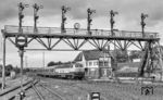 Die Braunschweiger 216 182 fährt mit einem Eilzug in den Bahnhof Bad Harzburg ein. Damals war die bekannte Signalbrücke noch in Betrieb. Immerhin blieb sie nach ihrer Stilllegung erhalten. (1979) <i>Foto: Karsten Risch</i>