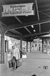 Im Bahnhof Goslar treffen sich die Bahnstrecken Vienenburg–Oker–Goslar, Hildesheim–Goslar und Seesen–Langelsheim–Goslar. Auf dem Hausbahnsteig heißt ein Schild in Frakturschrift die Besucher der Kaiserstadt willkommen. Im Jahr 1009 begann mit der ersten Reichssynode unter Heinrich II. die Zeit als eine zentrale Pfalz des Heiligen Römischen Reiches. 1252 und 1253 endete Goslars Ära als Königspfalz. (1979) <i>Foto: Karsten Risch</i>