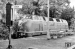 Im Bahnhof Bad Harzburg parkt die Lübecker 220 047, die hier einen Eilzug von Kreiensen nach Lübeck übernehmen wird. (1979) <i>Foto: Karsten Risch</i>