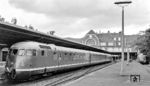 Nach dem Kopfmachen im Bahnhof Bad Harzburg wird es für 613 620 als Et 3081 weiter nach Kreiensen gehen. Rechts steht immer noch 220 047. (1979) <i>Foto: Karsten Risch</i>