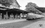 Der Bahnhof Langelsheim liegt an der Bahnstrecke Neuekrug-Hahausen–Goslar und war bis 1976 Trennungsbahnhof für die Innerstetalbahn zum Bahnhof Clausthal-Zellerfeld. Zudem zweigte hier die Bahnstrecke Langelsheim–Vienenburg ab. Dort trifft gerade der E 2842 (Braunschweig - Köln) mit der Kasselaner 216 219 ein, die den Zug im Langlauf bis Hagen bespannte. Der Personenbahnhof war seit 1990 zusehends marode, der enge Fußgänger-Zugangstunnel wurde verschlossen, und nach Abbruch des nördlichen „Vienenburger“ Bahnhofsteiles durchgängig neu verlegt. Der Bahnhof war bis 2021 nicht barrierefrei, die Fußgänger-Unterführung zum Mittelbahnsteig musste zwischenzeitlich durch Stahlträger-Stempel abgestützt werden. 2013 wurde das Dach der Bahnsteigüberdachung auf dem Mittelbahnsteig 2/9 aufgrund von Baufälligkeit abgerissen.  (1979) <i>Foto: Karsten Risch</i>