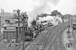 Bis der Sonderzug in Döbeln Hbf am richtigen Bahnsteig stand, waren für 75 515 und 62 015 noch einige Rangiermanöver erforderlich. (12.06.1977) <i>Foto: Karsten Risch</i>