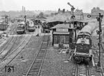 Zwischenzeitlich hatte sich der Döbelner Hauptbahnhof gut gefüllt. Aus Gleis 1 fährt die Nossener 110 147 mit einem Personenzug aus, in Gleis 3 steht der DMV-Sonderzug mit 75 515 und 62 015, daneben 118 230 aus Karl-Marx-Stadt, ganz links 110 169 aus Nossen. (12.06.1977) <i>Foto: Karsten Risch</i>