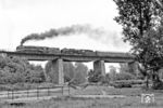 Am Tag des Eisenbahners 1977 war ein weiterer DMV-Sonderzug unterwegs, der mit 02 0201 und 01 2207 bespannt war und hier über die Stahlbrücke bei Ostrau in Richtung Karl-Marx-Stadt fährt. (12.06.1977) <i>Foto: Karsten Risch</i>