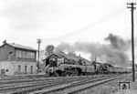 02 0201 und 01 2207 fahren mit dem DMV-Sonderzug nach Karl-Marx-Stadt am "Tag des Eisenbahners" in Waldheim ein. Das Wärter-Stellwerk "B1" ging 16.10.2010 außer Betrieb. (12.06.1977) <i>Foto: Karsten Risch</i>
