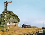 Mit einer Sonderfahrt verabschiedete die Rbd Magdeburg die letzten Loks der Baureihe 03. 03 2117 fährt mit dem DMV-Sonderzug in Frose ein. Das Stellwerk "B1" wurde nach der Außerbetriebnahme im Jahr 2000 zu einer Ferienwohnung umgestaltet.  (25.08.1979) <i>Foto: Karsten Risch</i>