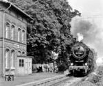 52 8068 (Bw Haldensleben) kachelt mit einem Sonderzug anlässlich des Abschieds der Baureihe 03 in der Rbd Mageburg durch den Bahnhof Hundisburg auf der Strecke Haldensleben–Eilsleben (b Magdeburg). (25.08.1979) <i>Foto: Karsten Risch</i>